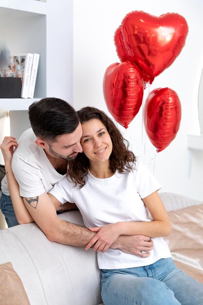 Ein paar Mann und Frau feiert die Liebe und Romantik des Valentinstags