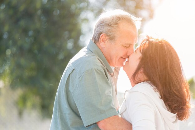 Ein Paar mittleren Alters genießt einen romantischen langsamen Tanz und küsst sich draußen
