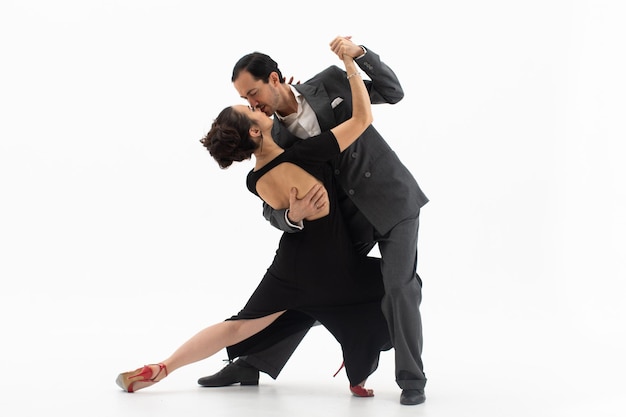 Ein paar professionelle Tangotänzer posieren in einer Tanzbewegung