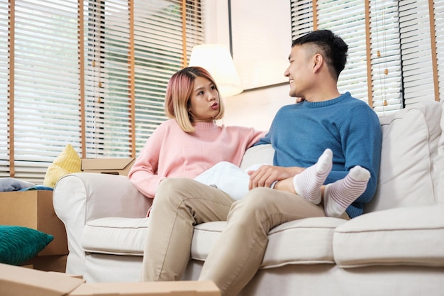Ein Paar redet zu Hause auf dem Sofa
