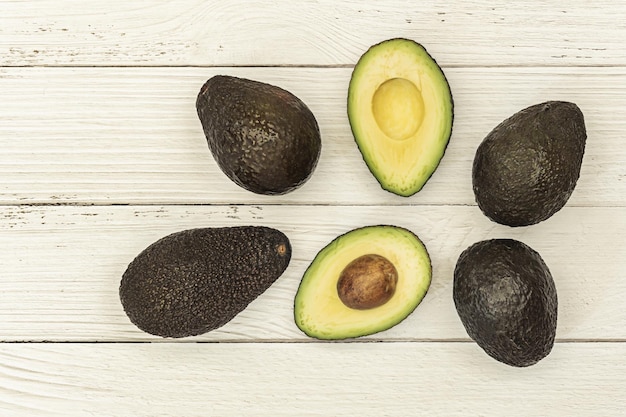 Ein paar reife Avocados und eine halbiert