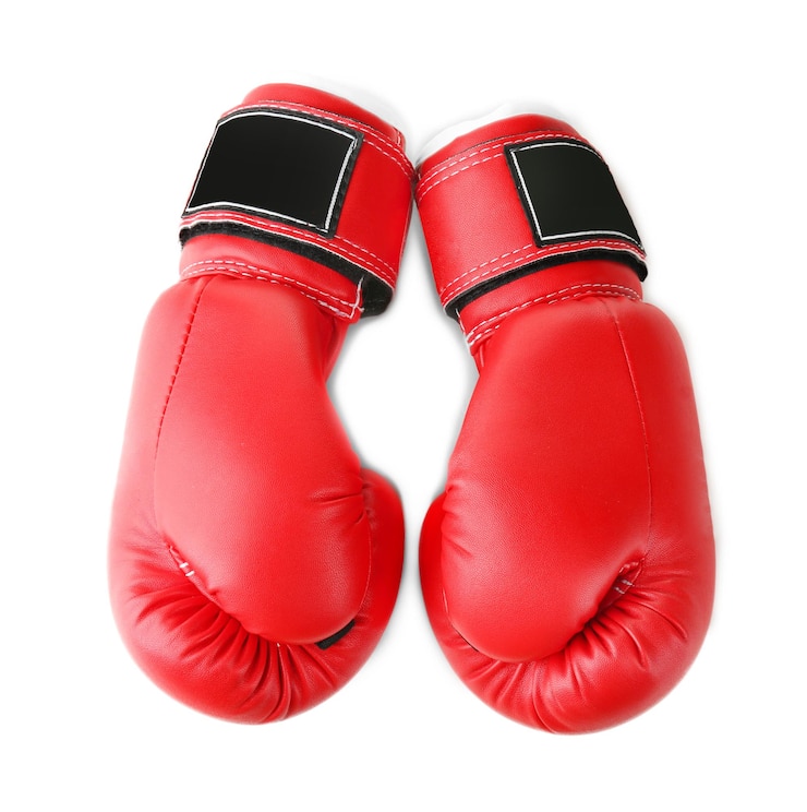 Foto ein paar rote boxhandschuhe, isoliert auf weiß