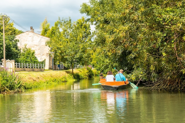 Ein paar Ruderboote zwischen La Garette und Coulon, Marais Poitevin das grüne Venedig, in der Nähe der Stadt Niort, France