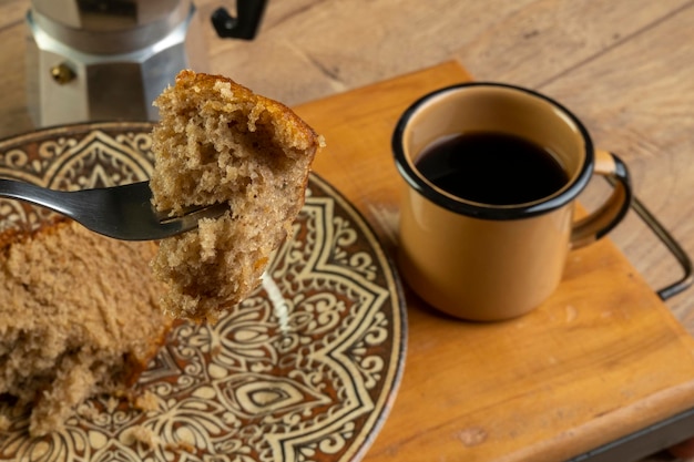 Ein paar Scheiben Bananenkuchen mit einer Tasse Kaffee.