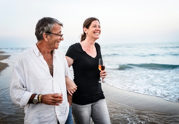 Ein Paar schlendert am Strand entlang