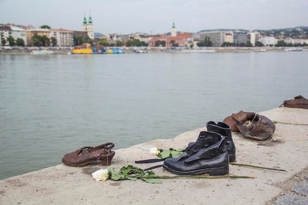 Ein Paar Schuhe werden am Ufer der Donau zurückgelassen.