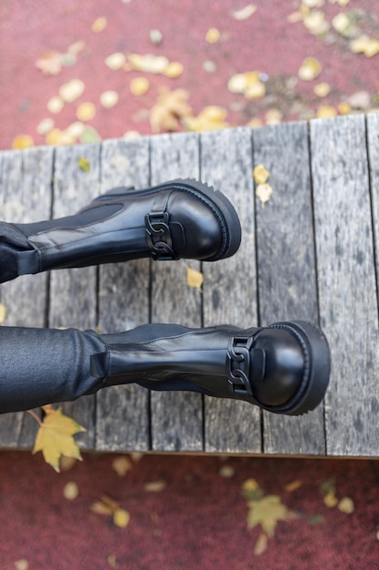 Ein Paar schwarze Lederstiefel mit den Buchstaben g darauf.