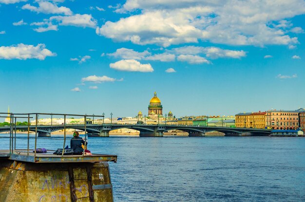 Ein Paar sitzt auf einem Pier in St. petersburg