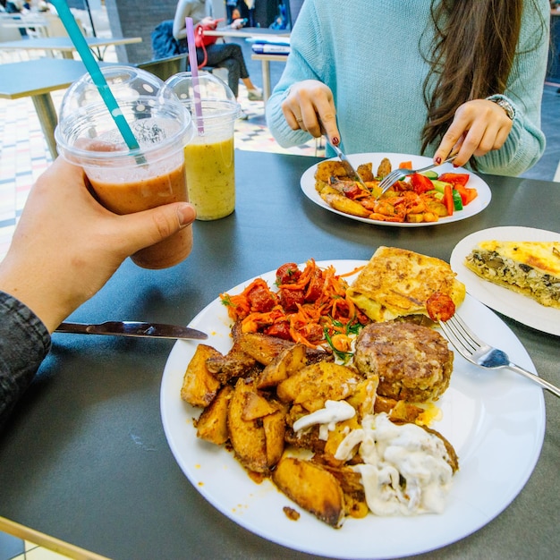 Ein Paar sitzt im Café im Einkaufszentrum und isst ein Lifestyle-Date im Café