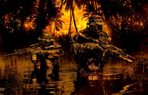 Foto ein paar soldaten im einsatz während eines flussangriffs im dschungel hüfttief im wasser und schlamm und sich gegenseitig bedeckend