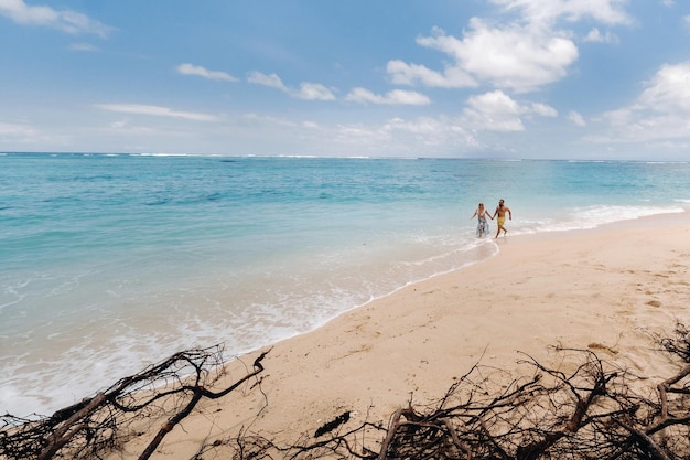 Ein paar Spaziergänge am Strand von Mauritius im Indischen Ozean Draufsicht auf den Strand mit türkisfarbenem Wasser auf der tropischen Insel MauritiusLuftaufnahmen