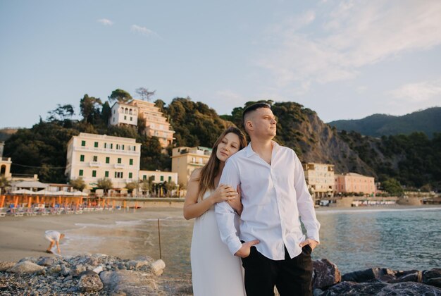 Ein Paar steht an einem Strand in Italien