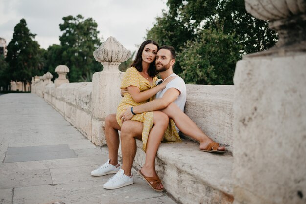 Ein paar Touristen bei einem Date in Valencia.