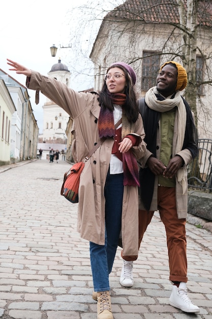 Ein paar Touristen, die zusammen in der Stadt Sightseeing machen