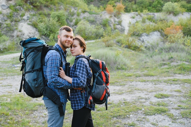 Ein paar Touristen in der Zeit der Reise Stahl und bewundern die schöne Bergkulisse