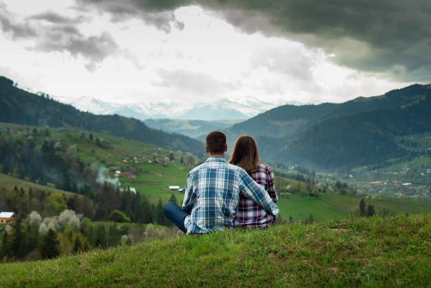 Ein paar Touristen in Wanderkleidung kletterten auf den Gipfel des Berges, genossen und inspirierten sich