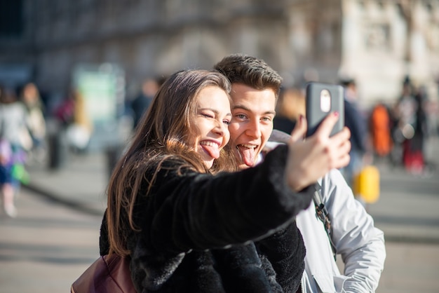 Ein paar touristen machen ein selfie in der stadt mailand, italien