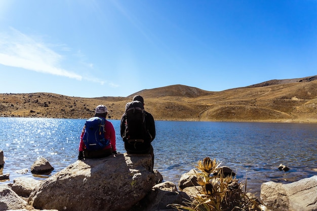 Ein paar Touristen posieren in einer verträumten Landschaft in der Lagune