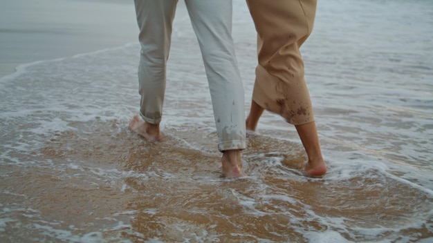 Ein Paar überquert im Sommer das Meer, ein zartes Ehepaar genießt den Ozean.