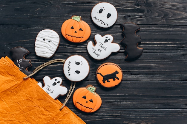 Foto ein paket für halloween mit horrorlebkuchen auf einem schwarzen hölzernen hintergrund.