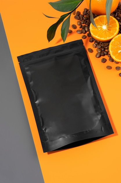 Ein Paket von Anti-Cellulite-Trockenpeeling, das auf orangefarbenem Hintergrund liegt Körperpeeling mit ätherischen Ölen aus Limettenkaffee und Mandarine Kosmetisches Produkt für Peeling und Spa-Pflege Körperschönheit Kopieren Sie Platz