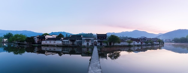 Ein Panoramablick auf alte Dörfer im schönen Hongcun der Morgendämmerung in den chinesischen Gemälden