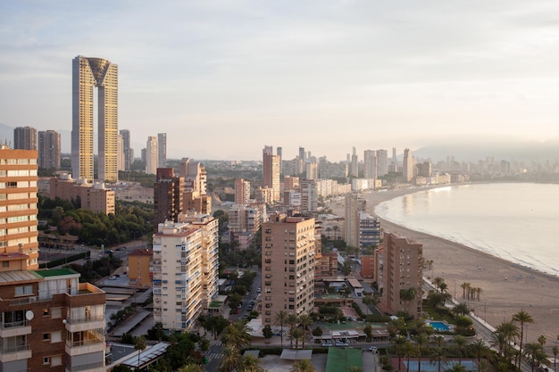 Ein Panoramablick auf Benidorm Strand im Morgengrauen