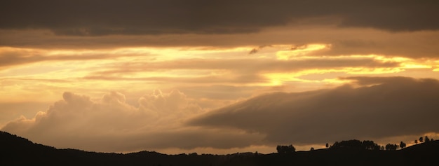 Ein Panoramablick auf den Sonnenuntergang