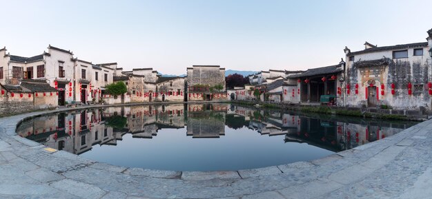 Ein Panoramablick auf die alten Dörfer des Mondteiches im Süden von Anhui Hongcun am frühen Morgen in China