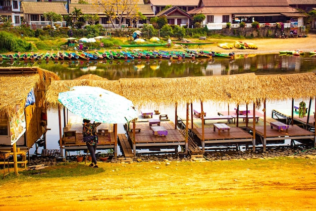 Ein Panoramablick auf die Stadt Vang Vieng in Laos