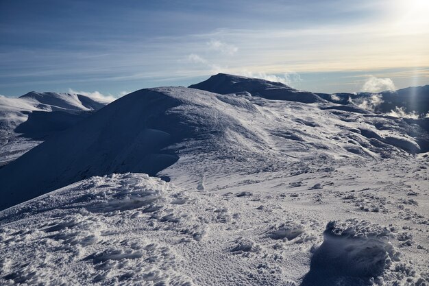 Ein Panoramablick auf die Winterberge. Winterlandschaft. Karpatenberge