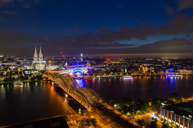 Ein Panoramablick auf Köln bei Nacht in Deutschland. Mit einem 5D Mark III nach draußen genommen.