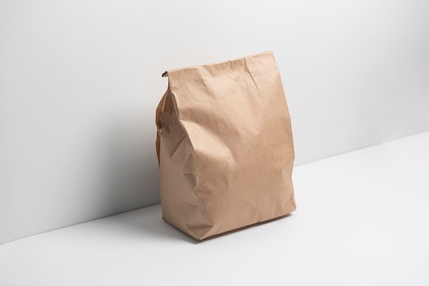 Ein Papierpaket für Lebensmittel zum Mitnehmen aus dem Laden