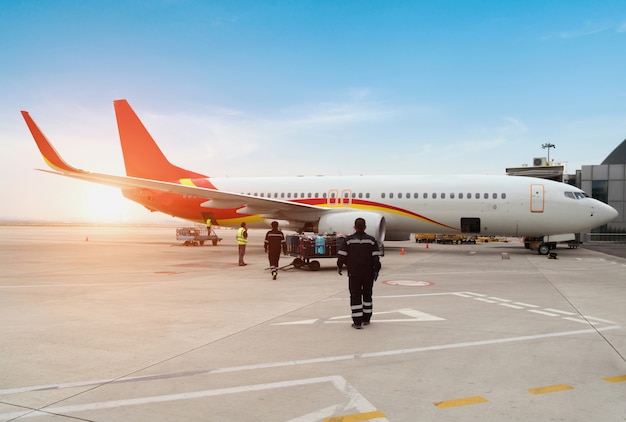 Ein Passagierflugzeug, das vor dem nächsten Abflug von Bodendiensten bedient wird