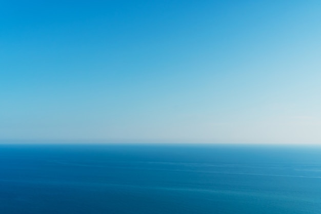 Ein perfekter Horizont zwischen blauem Himmel und Meer.
