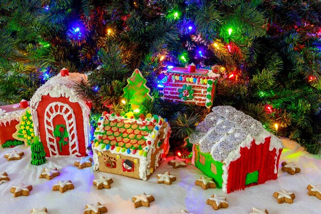 Ein Pfefferkuchenhaus und ein Weihnachtsbaum mit bunten Girlanden