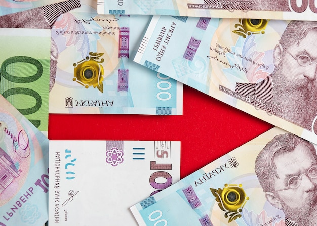 Ein Pfeil mit Banknoten von ukrainischen Griwna und Euro 4