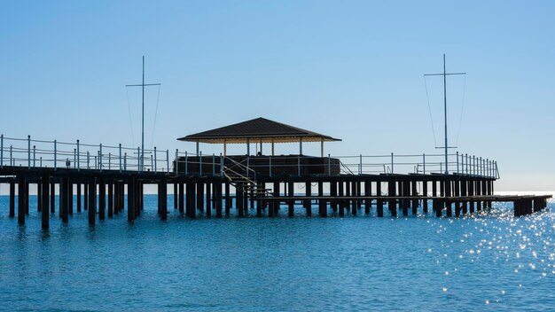 Ein Pier am Strand und beruhigender Meerblick