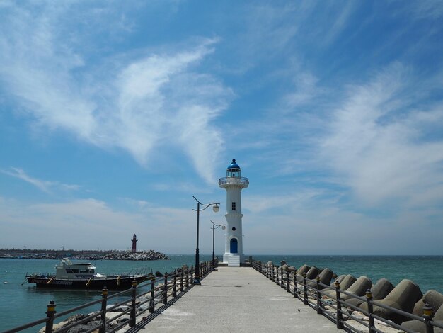 Ein Pier mit einem Leuchtturm darauf