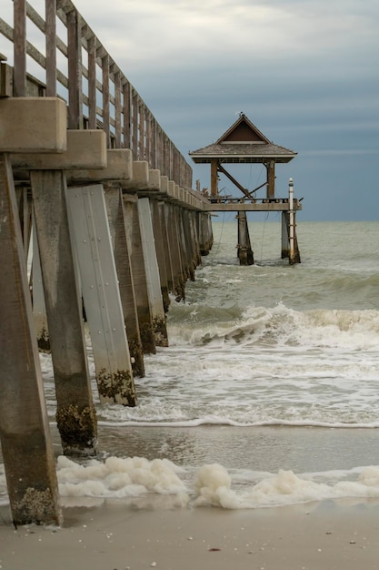 Ein Pier mit einem Pavillon darauf