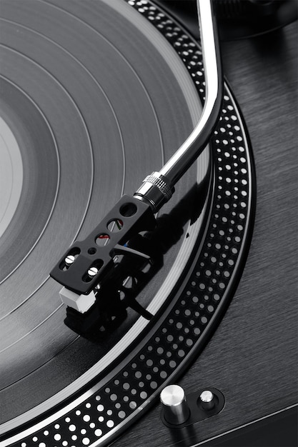 Foto ein platten-player, der vinyl spielt.