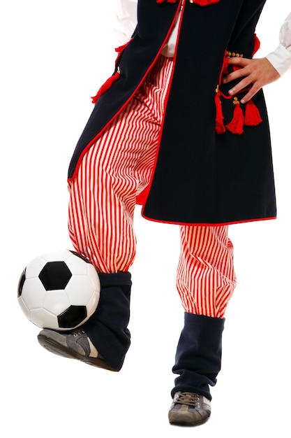 ein polnischer Mann in Tracht mit Fußball