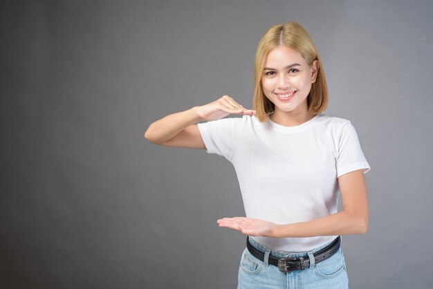 Ein Porträt der Frau der kurzen blonden Haare im Studio