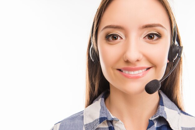 Ein Porträt der hübschen jungen Arbeiterin im Callcenter