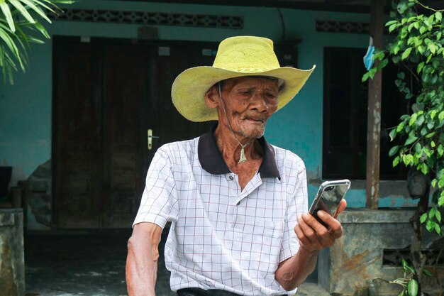 Ein Porträt des indonesischen alten Opa-Bildschirms auf dem Smartphone