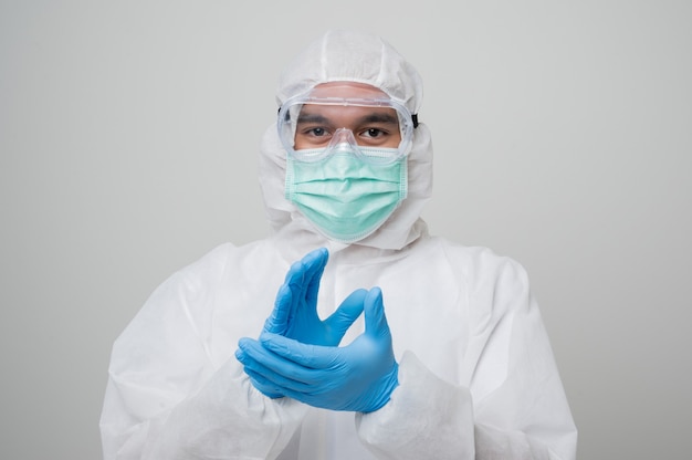 Ein Porträt des Virologen, der einen PSA-Anzug trägt, klatscht in die Hände
