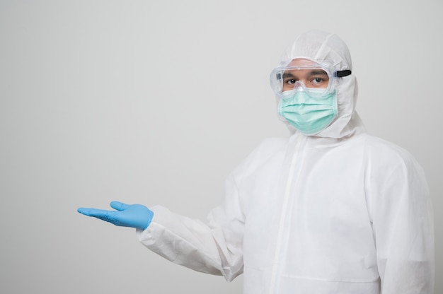 Ein Porträt des Virologen, der PSA-Anzug zeigend zeigt