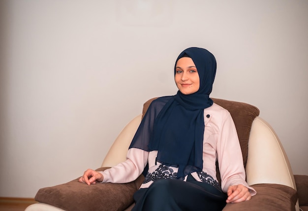Ein Porträt einer jungen muslimischen Frau zu Hause
