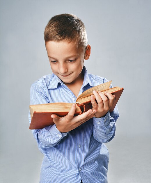 Ein Porträt eines Jungen mit einem großen Buch