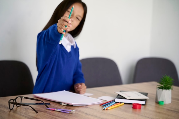 Ein Porträt eines kleinen Schulmädchens im Klassenzimmer